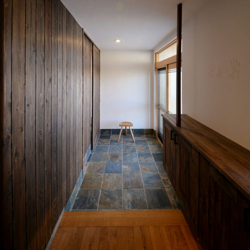 杉と漆喰のパッシブデザインハウス 玄関